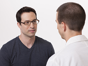 Hombre hablando con un proveedor de atención médica.