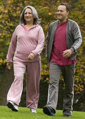 Hombre y mujer caminando al aire libre.